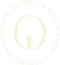 Logo circulaire beige de OMLO avec une porte stylisée au centre et le slogan "Optimiser ma location" écrit en cercle.