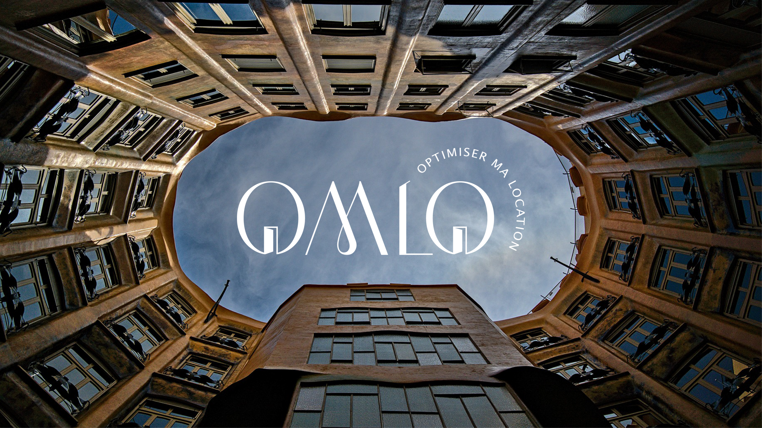 Photo de l'accueil, immeuble logo OMLO au milieu sur le ciel 