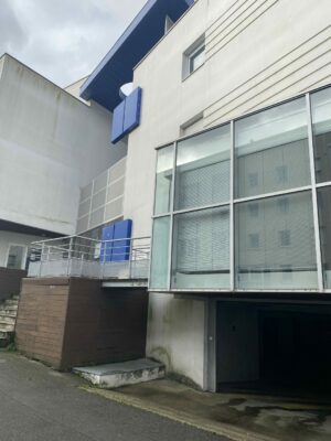 Vue extérieure d'un immeuble de ville moderne à l'architecture contemporaine.